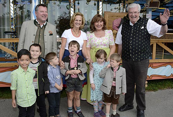 Festleiter Josef Schmid, Karin Seehofer und VMS Schausteller-Chef Edmund Radlinger begr&uuml;ssten zahreiche Kinder zu einem Wiesnbummel (&copy;Foto: Ingrid Grossmann)